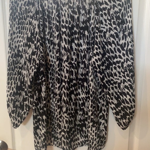 Animal print too like new 100% polyester sz large - Picture 4 of 5